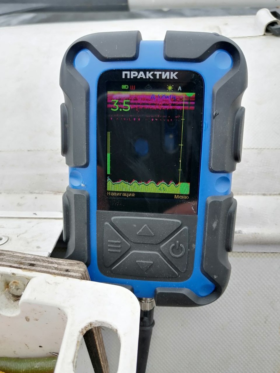 Всю информацию о подводном мире мы получаем с экрана эхолота, которая по-прежнему очень точная. 