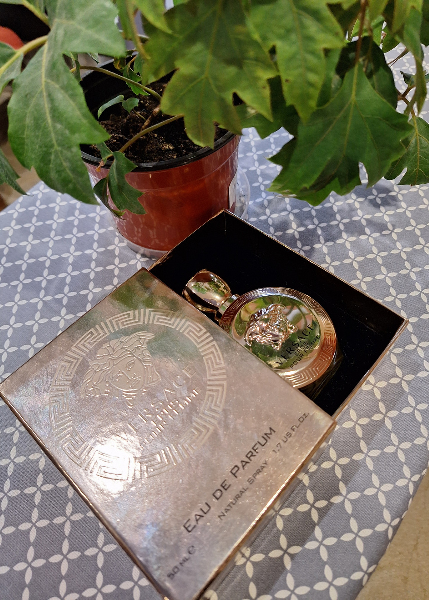 50 мл флакон. Упаковку в бархате я тогда ещё не видела. 