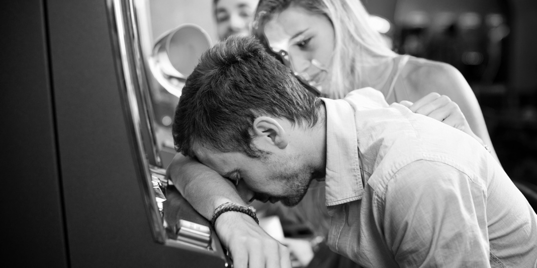 "По уши в долгах и кредитах": откровения созависимой жены игромана, как удалось спасти мужа, разбираемся с психологом