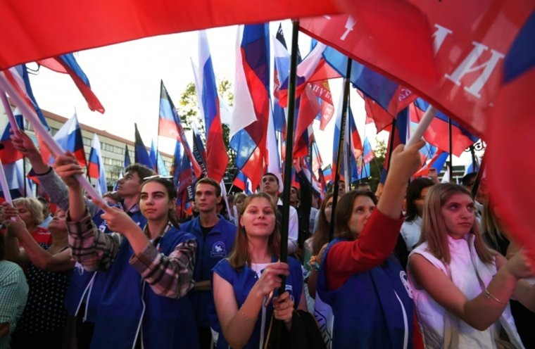 Люди на митинге-концерте в честь присоединения ЛНР, ДНР, Херсонской и Запорожской областей к России в Екатериненском саду в Симферополе. Фото: Константин Михальчевский / РИА Новости