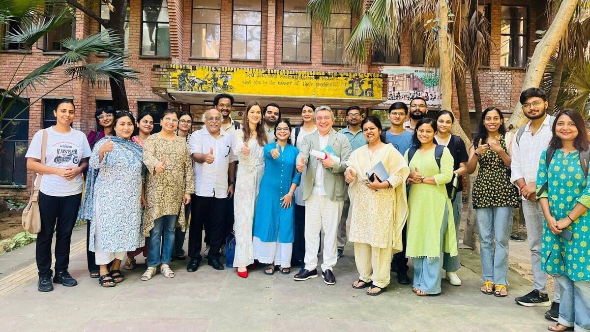 Ашот Джазоян со студентами факультета журналистики JNU. Фото: РИА Новости