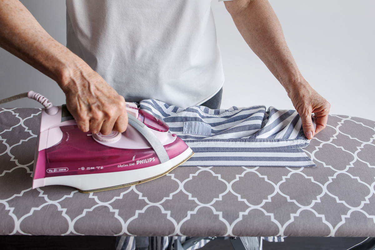 Важно не проглаживать складки изнутри слишком сильно: они должны быть естественными, чтобы воротник сохранил форму