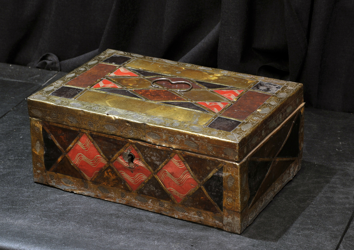 Сундук-шкатулка. Дерево, жесть, чеканка, окрашивание. 1885 год