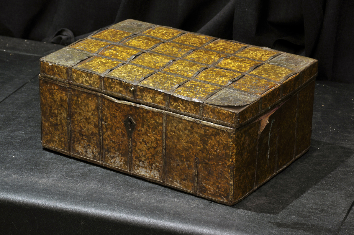 Сундук-шкатулка. Изготовлен в сундучном заведении Кокушкиных. Дерево, жесть, морозка. Конец XIX века