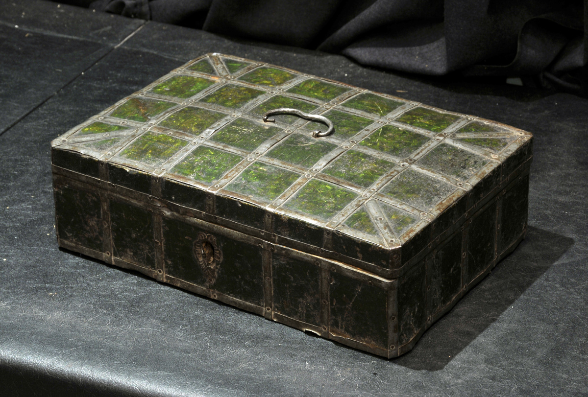 Сундук-шкатулка. Дерево, жесть, морозка. Начало ХХ века