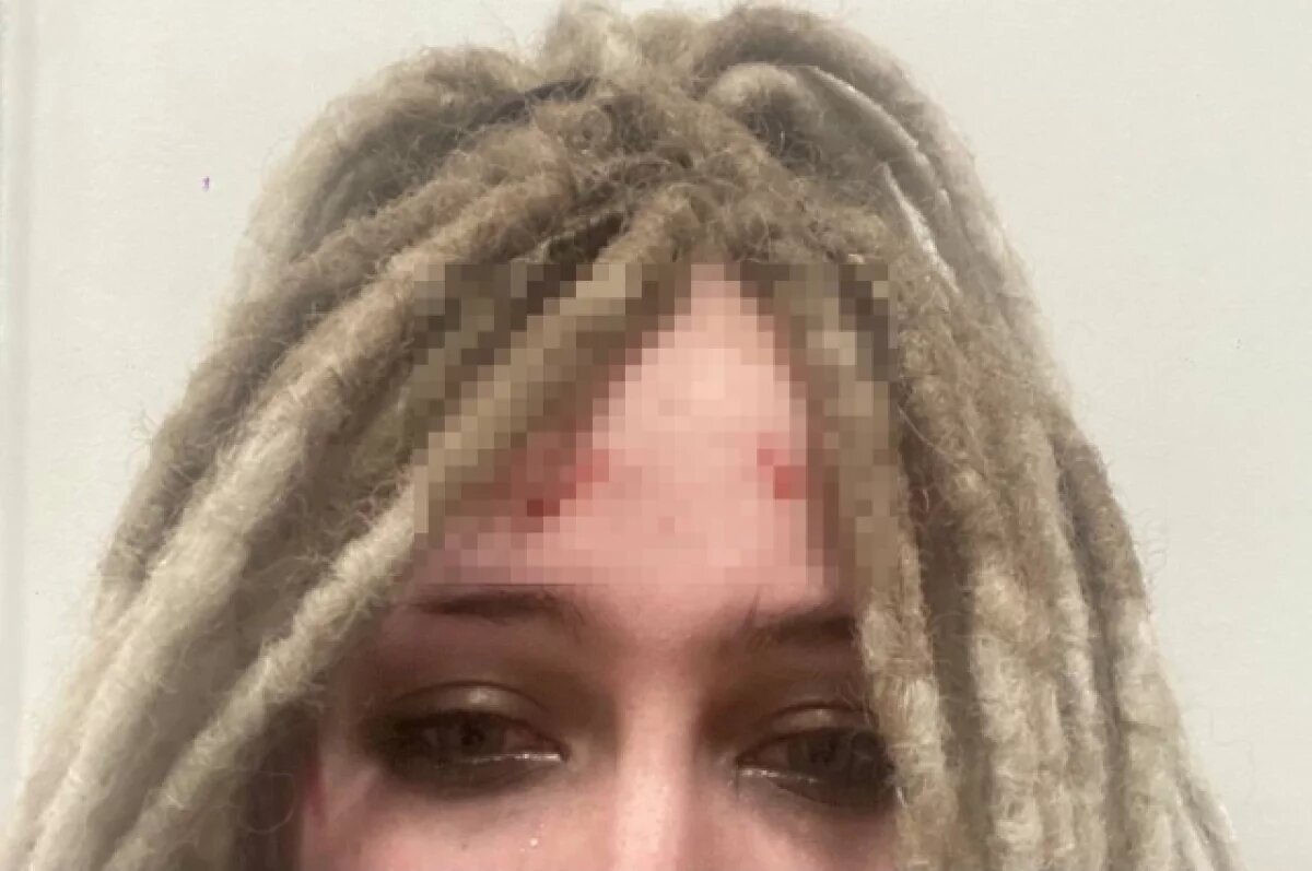    Ногами в живот.