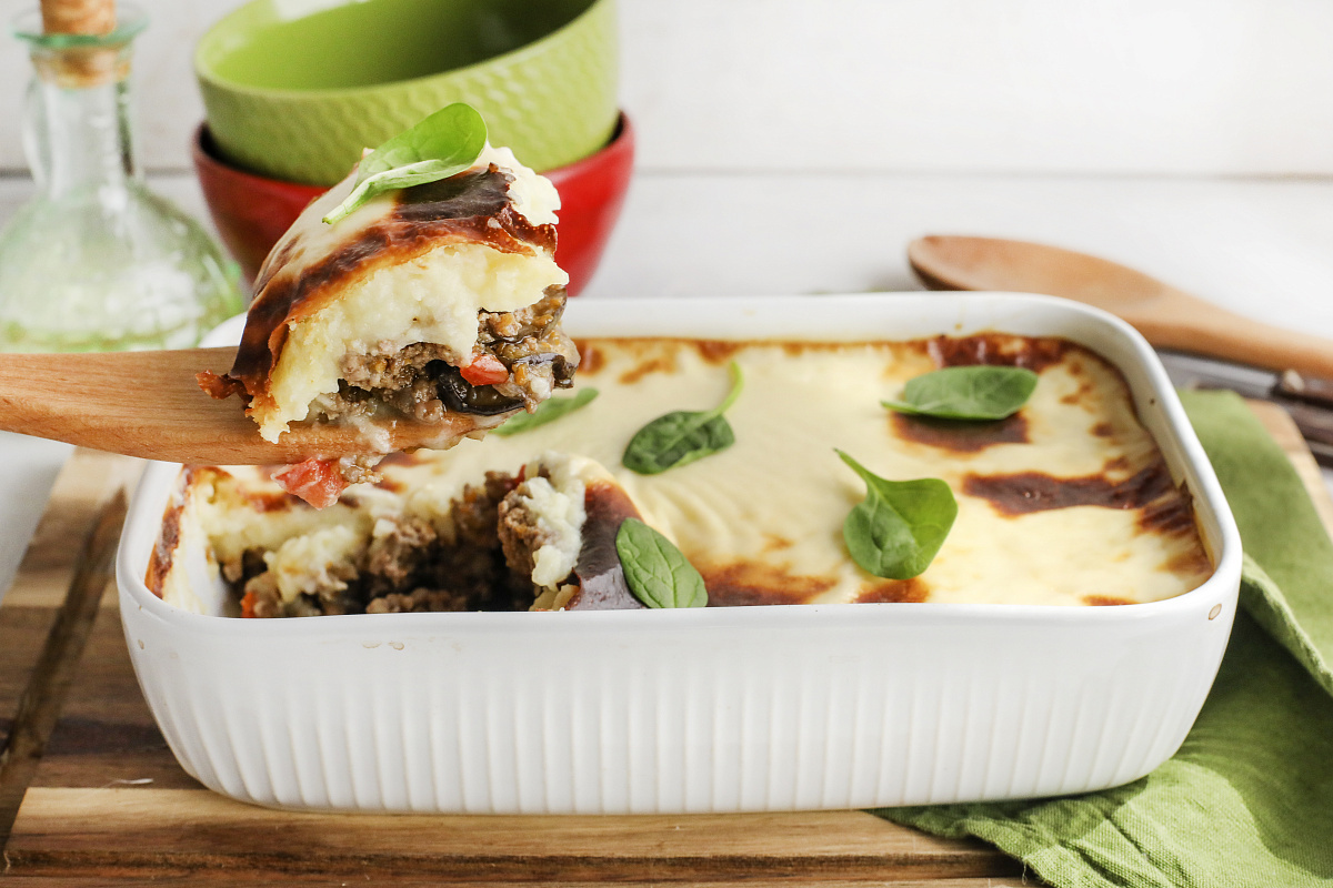 Мусака по-кипрски — слоёная запеканка с рубленым мясом, баклажанами и картофелем