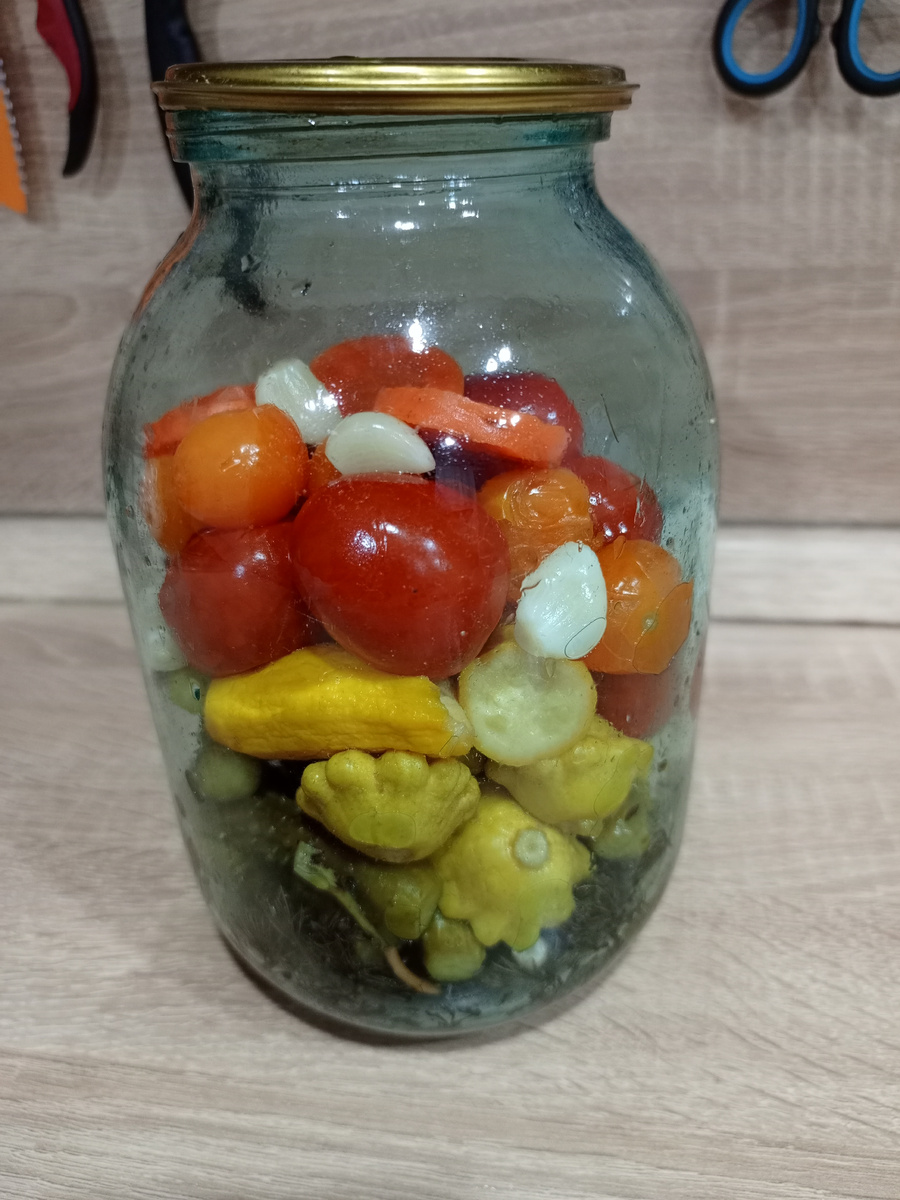 Пострадавшая при аварии банка.