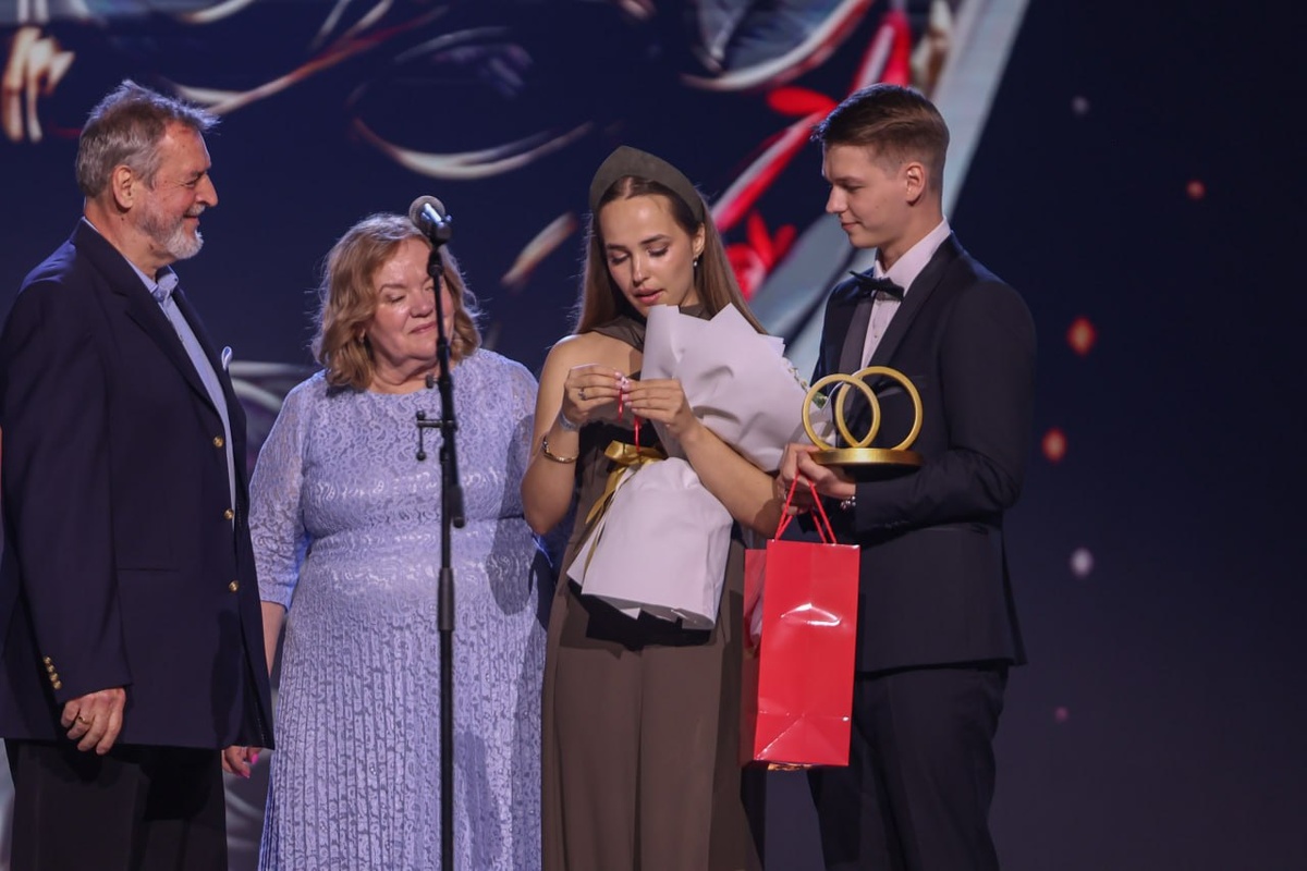 Елизавета Гимбут и Артём Киреев на церемонии закрытия Свадебного фестиваля в Национальном центре "Россия"