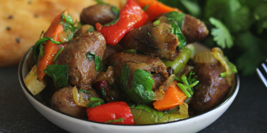 Куриные сердечки с овощами в казане