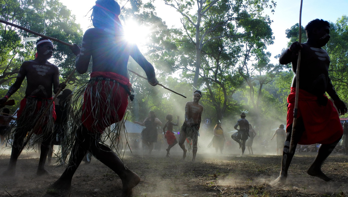     Фото: ChameleonsEye/Shutterstock/FOTODOM Племя гуугу йимитир, которое проживает в Квинсленде, не знают понятий «лево» и «право», а ориентируются исключительно по сторонам света