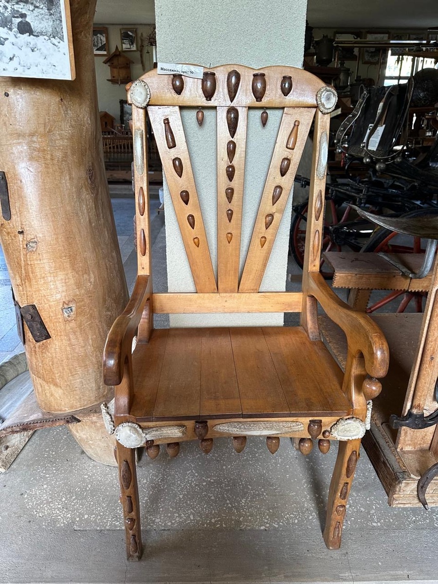 Фотография автора. Что это за стул, ребята? 