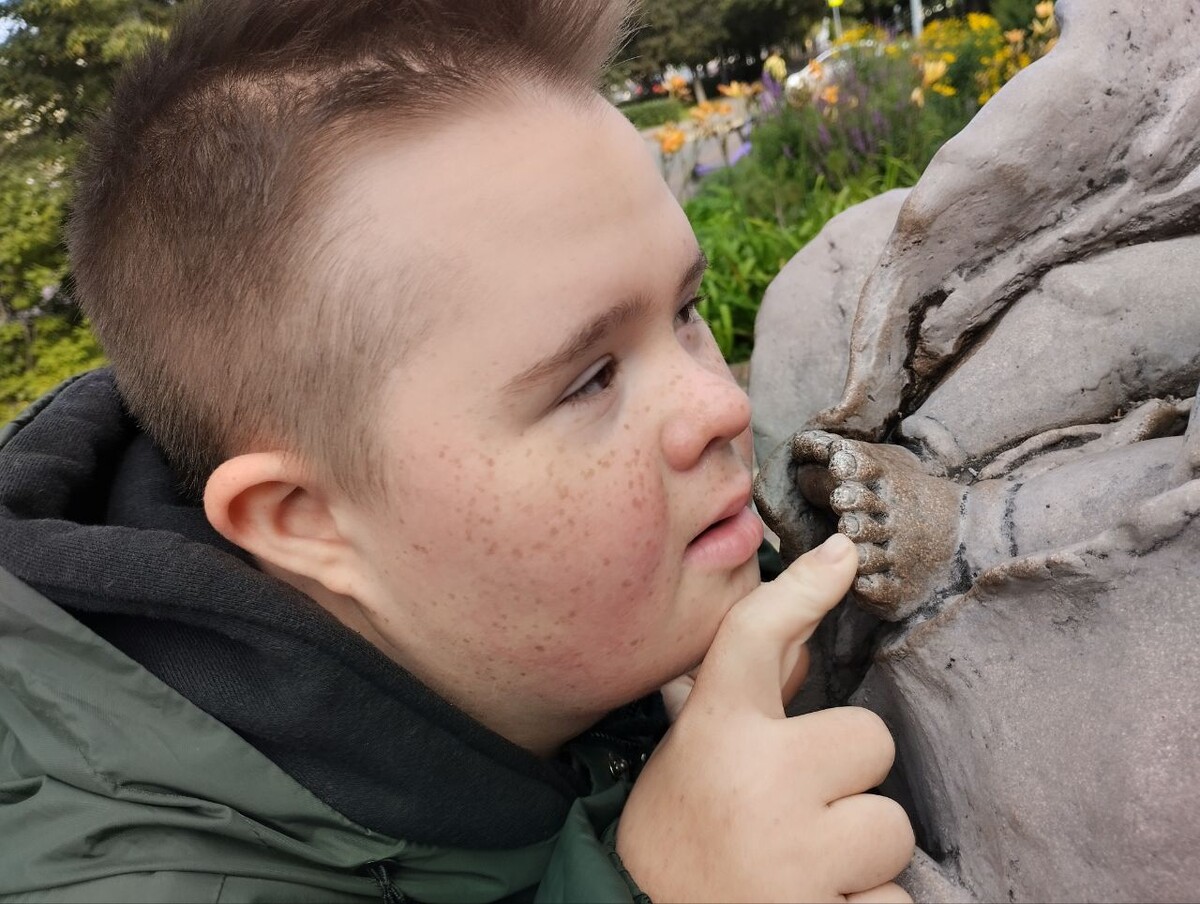 Это наверное самый любимый памятник в городе: малыш в капусте.