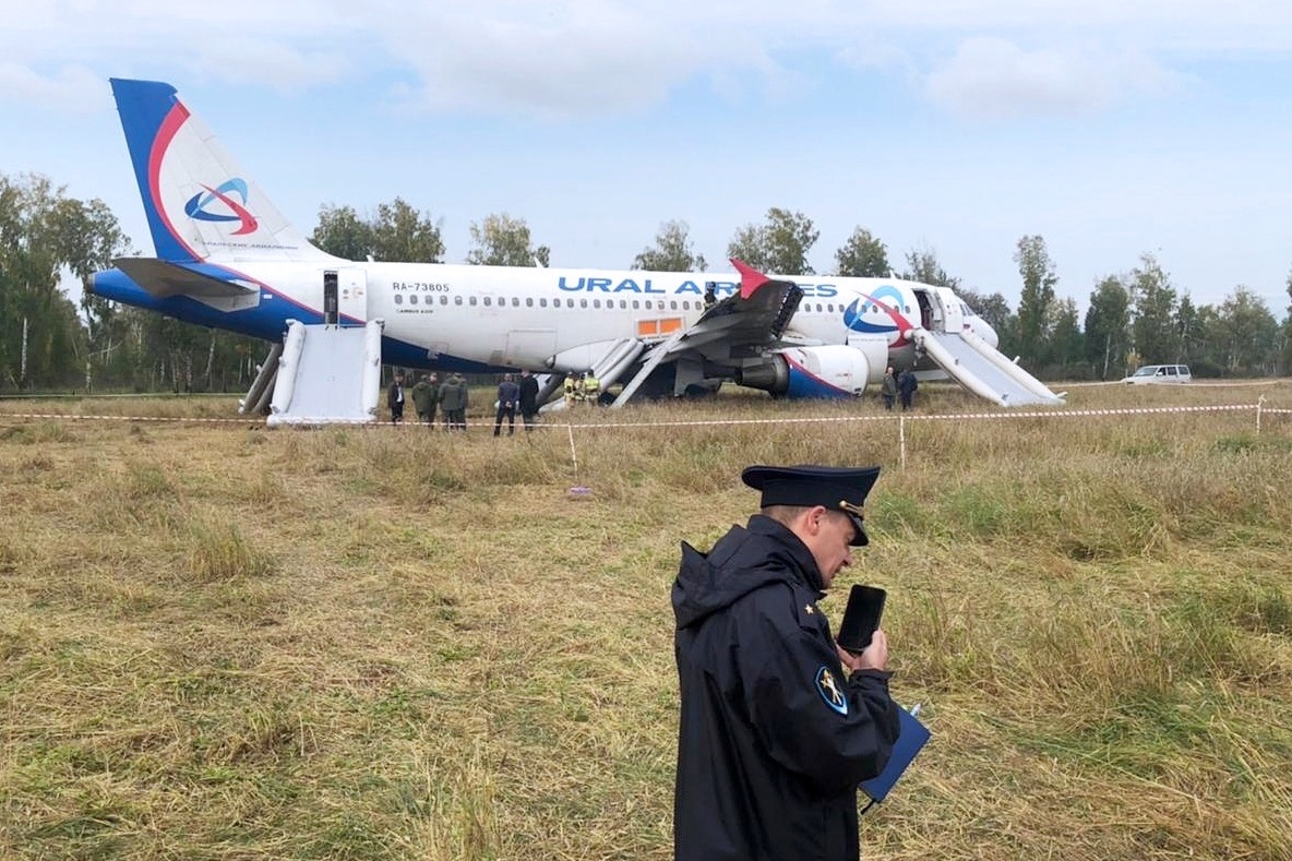   Специальная комиссия приступила к выяснению причин аварийной посадки./РИА Новости