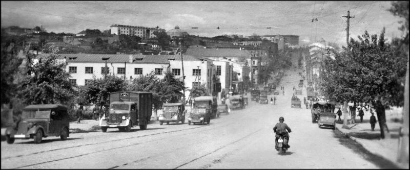 Немецкие автомобили на улице Дзержинского в оккупированном Курске