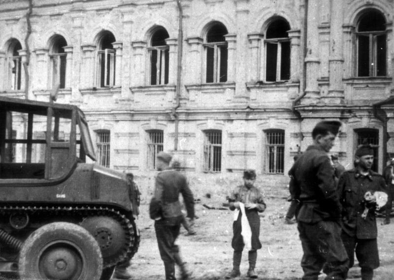 Венгерские солдаты у Дома Красной Армии в Курске