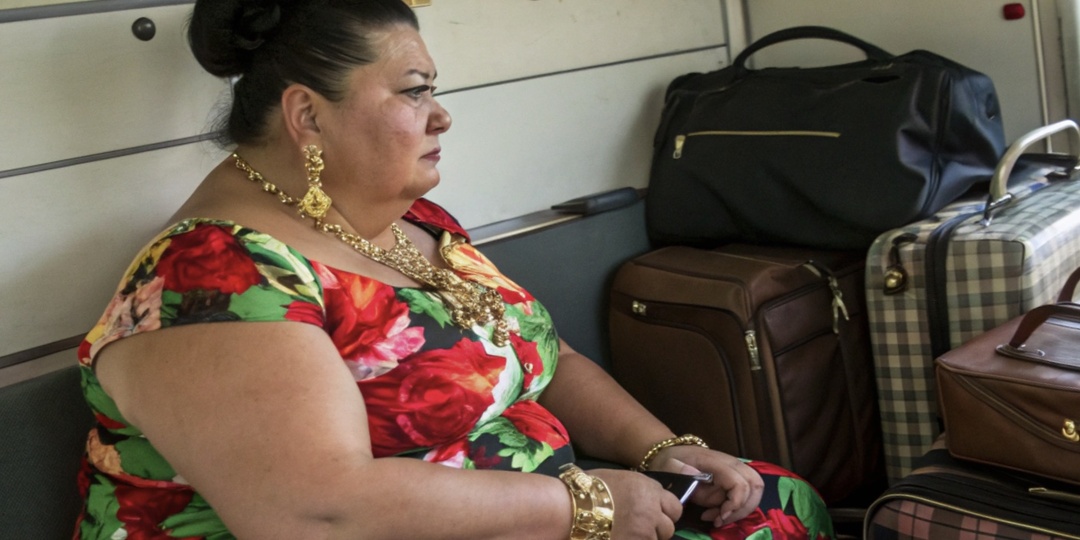 Заняла нижнюю полку: — Вошла следом за нами, расположилась как дома, а на все вопросы только молча кивает