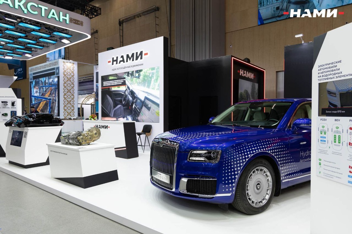 Автомобиль представлен в синем цвете с серебристыми звездами на кузове 