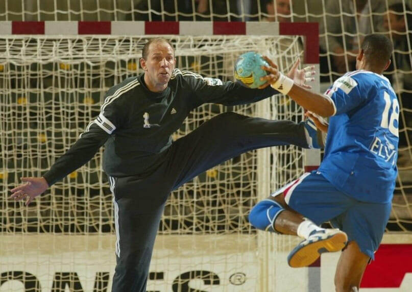    Знаменосец и вратарь Андрей Лавров