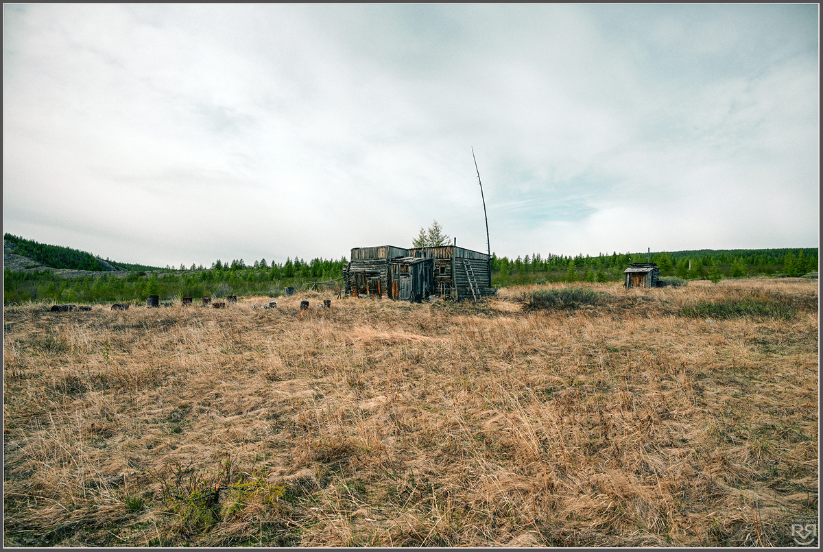 Зимовка якутских охотников и рыбаков. Устье реки Булун. Якутия. Фото: М. Рябинин