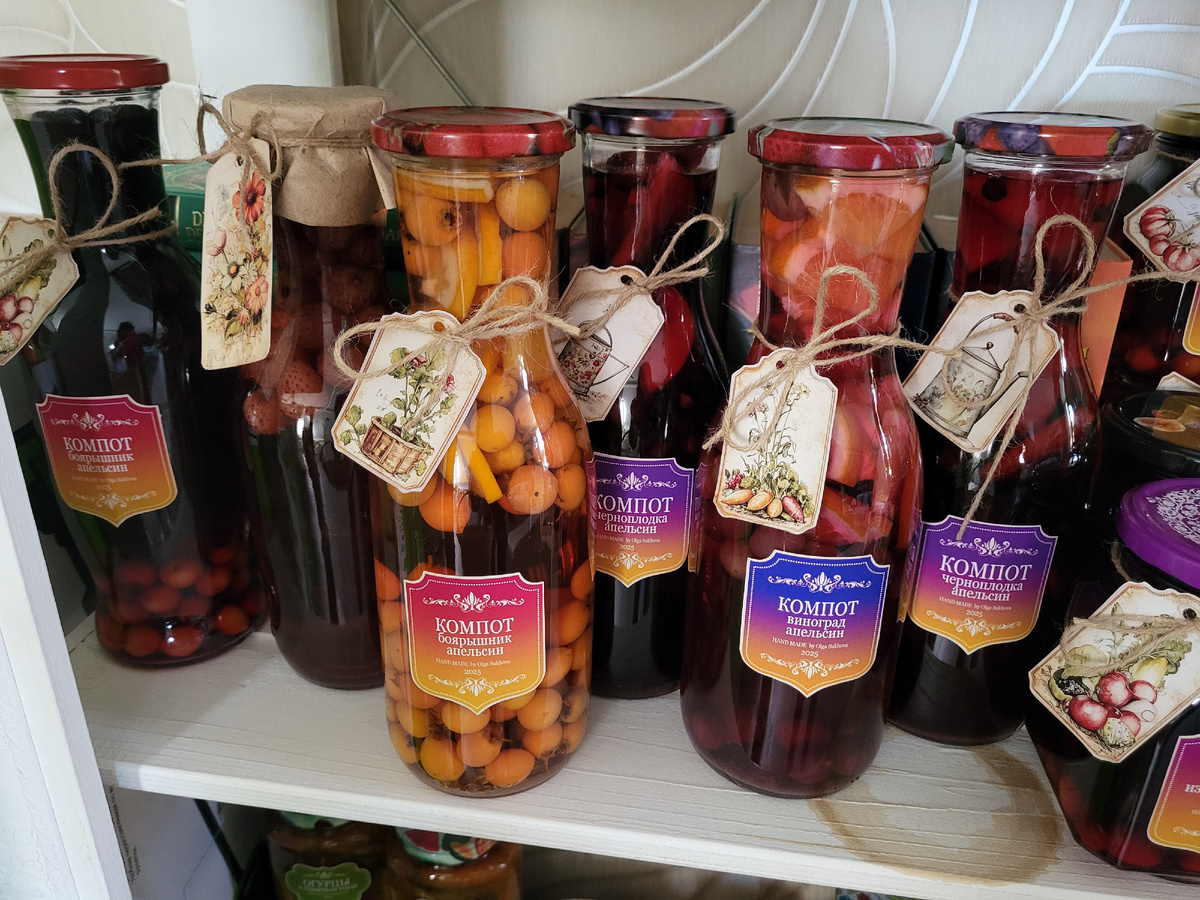 Вот такие компотики у меня получились - делала из того что было под рукой! И использовала не только бвнки, но и бутылки, которые стояли у меня без дела. 