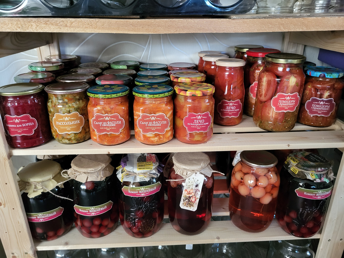 Полочки с разными вкусностями.