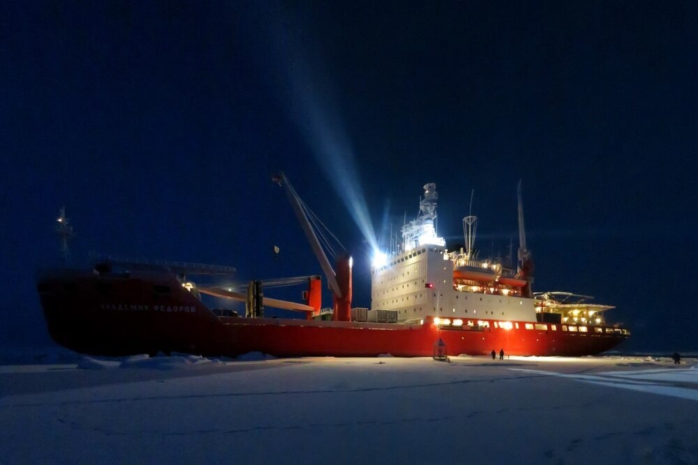    НЭС "Академик Трешников" побывал в 300 километрах от географического Северного полюса. / Фото: ААНИИ