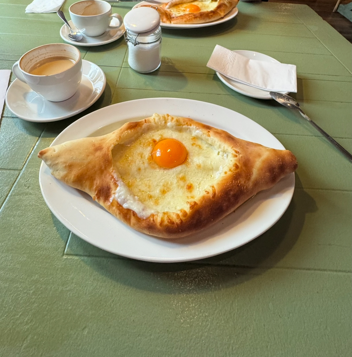 Рекомендую этот ресторан в Москве, называется Хачапури на Мясницкой. Посоветовала моя русская подруга, которая живет в Москве уже много лет. Не разочаровал! Я вожу теперь туда всех своих друзей.