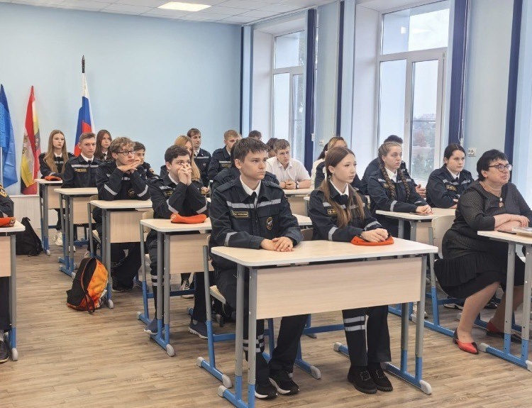     В курских школах проходят акции в честь воссоединения России с Донбассом