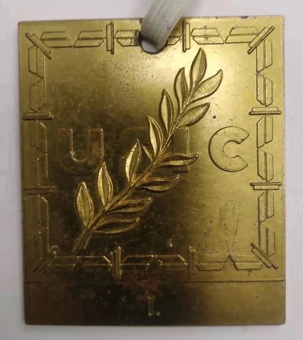 Медаль и кубок МССЖ (копия), которые вручали футболистам «Локомотива» за победу в турнире