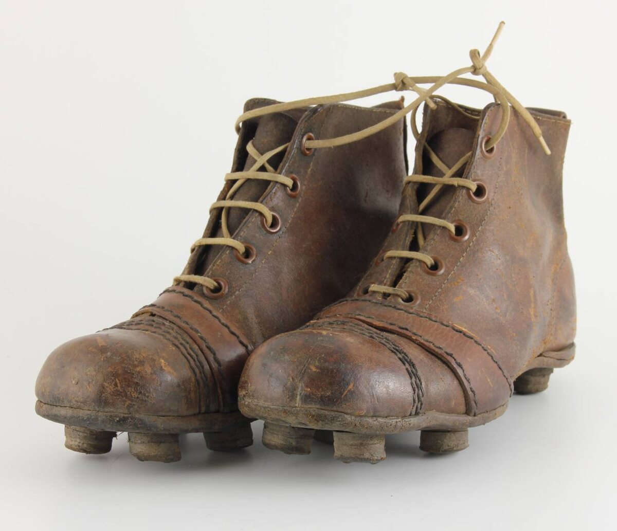 Бутсы начала футбольной эры