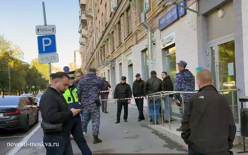 Кадры с места преступления возле того самого отделения Сбера, где произошло убийство