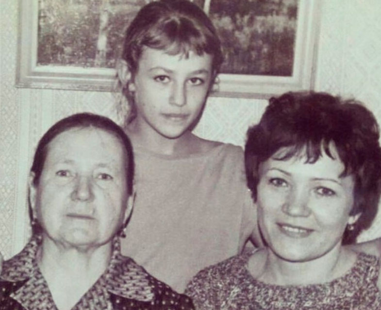 Екатериан Волкова в детстве с мамой и бабушкой