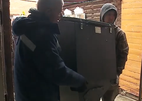     В Красноярске установили один из последних в этом году твердотопливных котлов