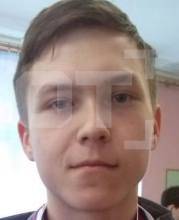 Фото Артемия К. 18 лет, взято с ресурса SHOT. Здесь молодой человек позирует с наградным листом и тремя медалями на шее (то есть, сугубо позитаная для фото обстановка), но важнее глаза, а глаза у него страшные, здесь читается ненависть, чрезмерное эго и готовность пойти на кркание меры, если что-то пойдёт не по его планам. Это означает, что любой событие, которое бы стало последней каплей для его естества могло быть любым: отказала бы девушка в свидании, засмеяли в технекуме, неудача в спорте. А стало отчисление, жизнь сломана навсегда, и не из-за поступка только лишь, а из-за тикающего механизма внтури и потенциальных жертв могло быть больше будь он более рассчётливым и более хладнокровным. 