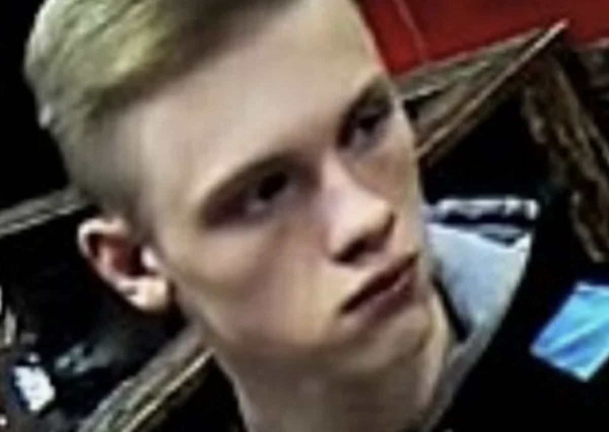 Фото в оружейном магазине Владислава Р 18 лет. Жуткий, стальной взгляд, полный ненависти и холодного безразличия, на лице читается безэмоциональный, рассчётливый план его будущих злоденяний, так и произошло, он исполнял свой дьявольский план, который частично сработал. Здесь лицо не человека, тут на нас смотрит нечто озлобленное и хладнокровное, пылающее внутренней ненавистью.