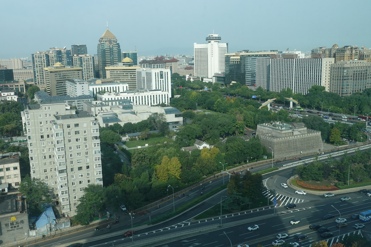 Вид на Пекин. Справа старая обсерватория.