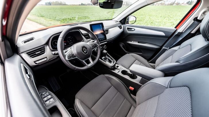 Renault Arkana САЛОН с 94-сильным бензиновым двигателем объемом 1,6 литра, двух электромоторов мощностью 20 и 49 л. с., мультирежимной коробки передач без сцепления и литий-ионной батареи емкостью 1,2 кВт·ч. Суммарная мощность всей системы достигает 143 л. с.