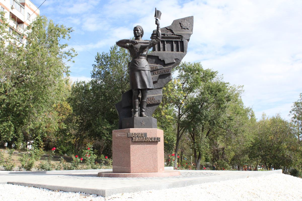 Она известна по фотографии, на которой регулировала движение у Бранденбургских ворот в мае 1945 года. В Саратовской области жила с 1994 года.