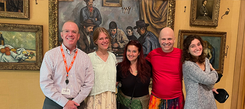 MoMA, 2023. Фото с сайта движения Slow Art Day. Фил Терри (второй слева) с друзьями