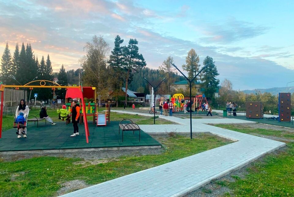    Игровая площадка и фонтан в Турочаке. Источник: altai-republic.ru