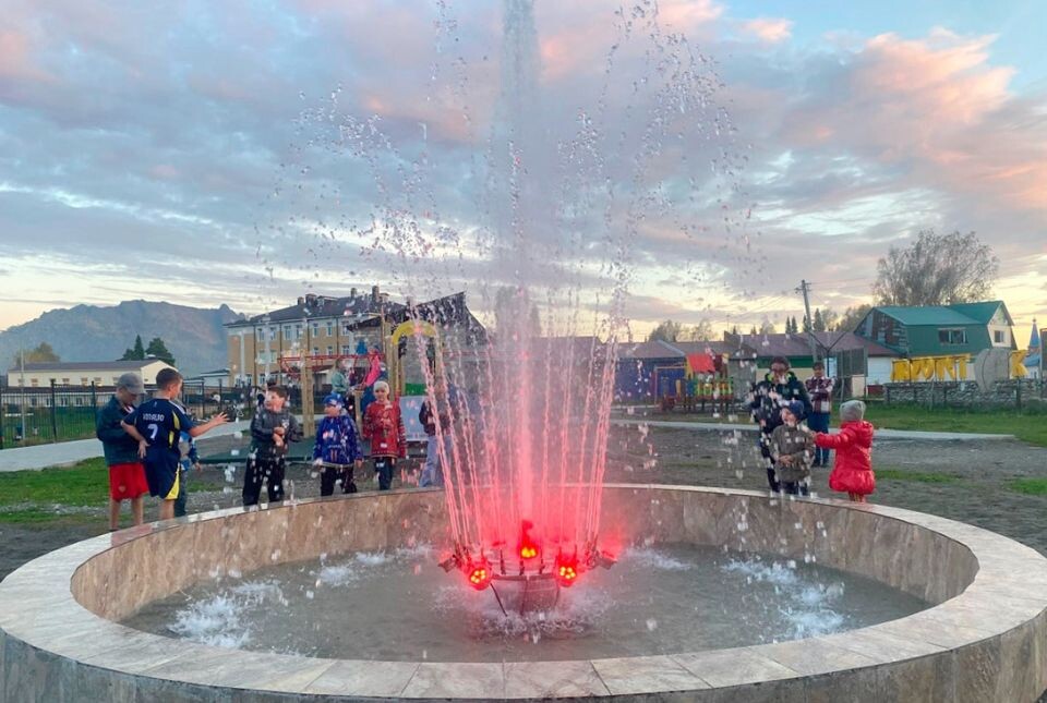    Игровая площадка и фонтан в Турочаке. Источник: altai-republic.ru