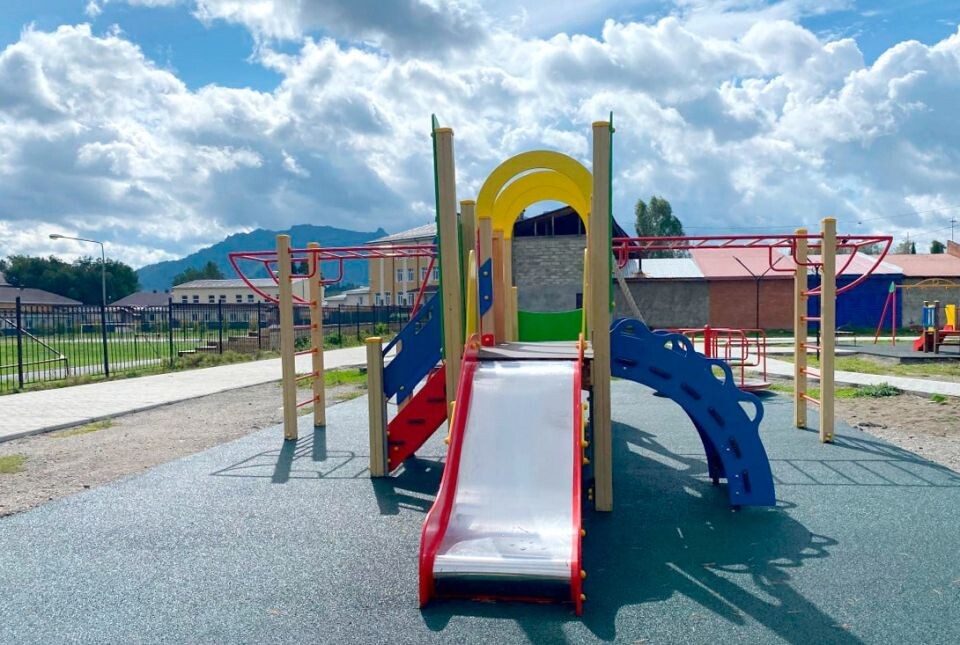    Игровая площадка и фонтан в Турочаке. Источник: altai-republic.ru
