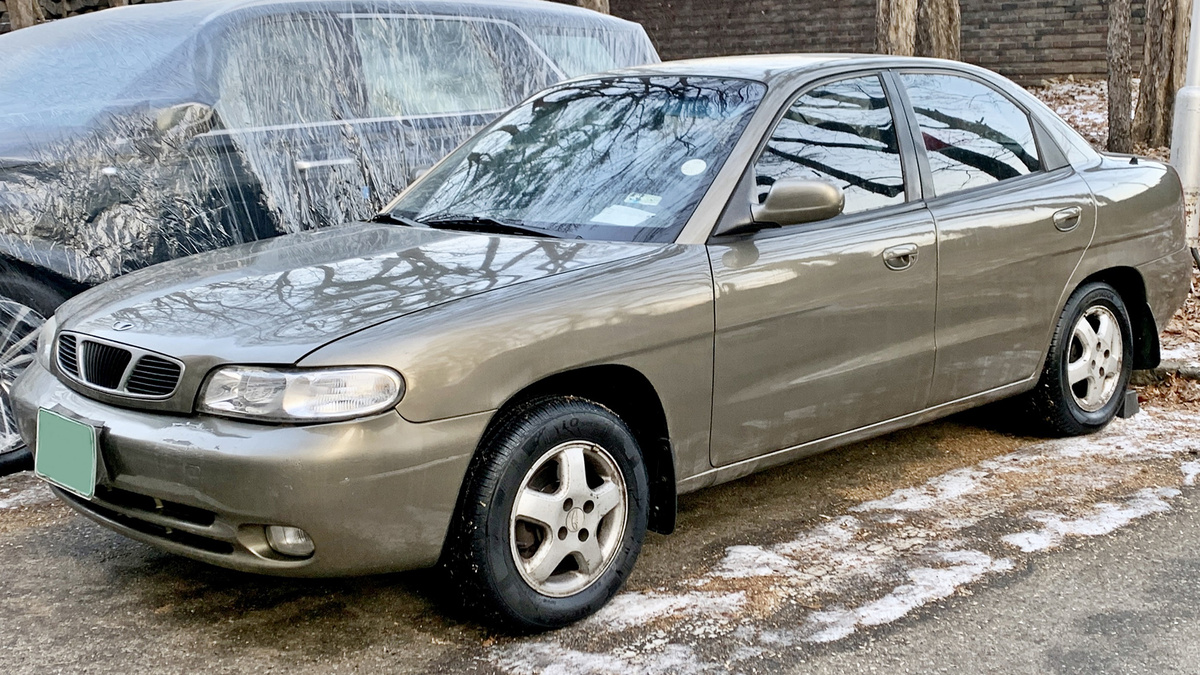 Фото: Benespit. https://commons.wikimedia.org/wiki/File:0_Daewoo_Nubira_%28J100%29_1.jpg. CC BY-SA 4.0.