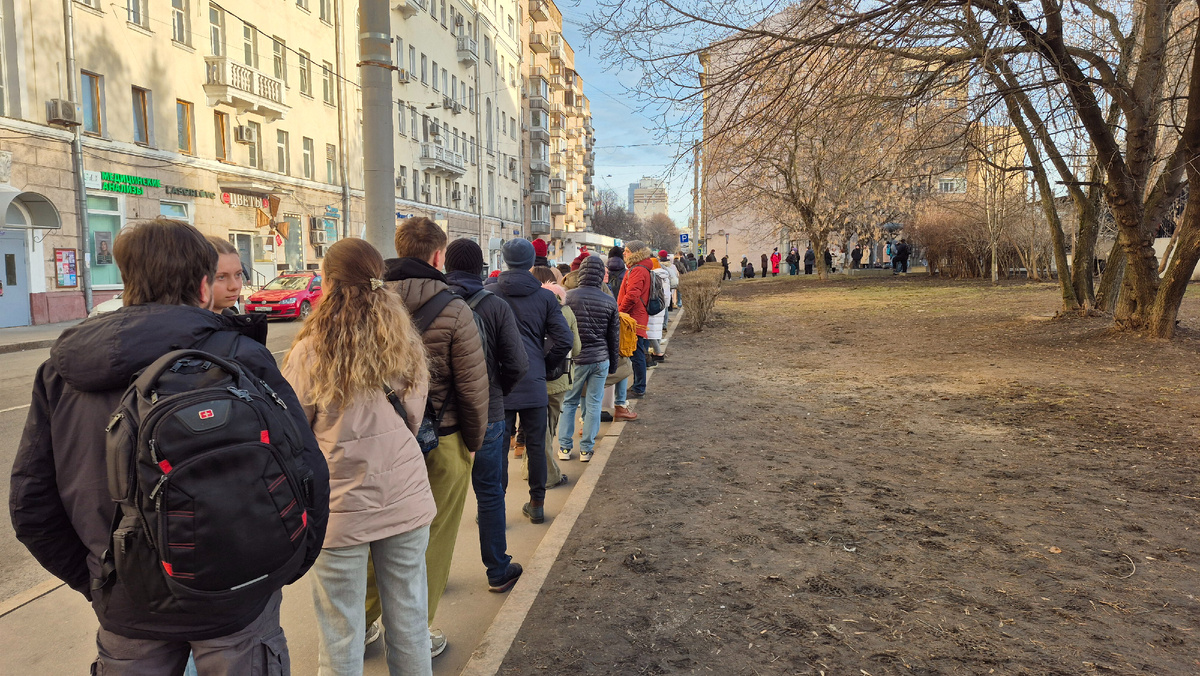 очередь в посольство в марте, 8 утра