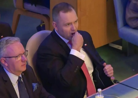    Навроцкий, общающийся с призраком Пилсудского, объяснил своё пристрастие к снюсу