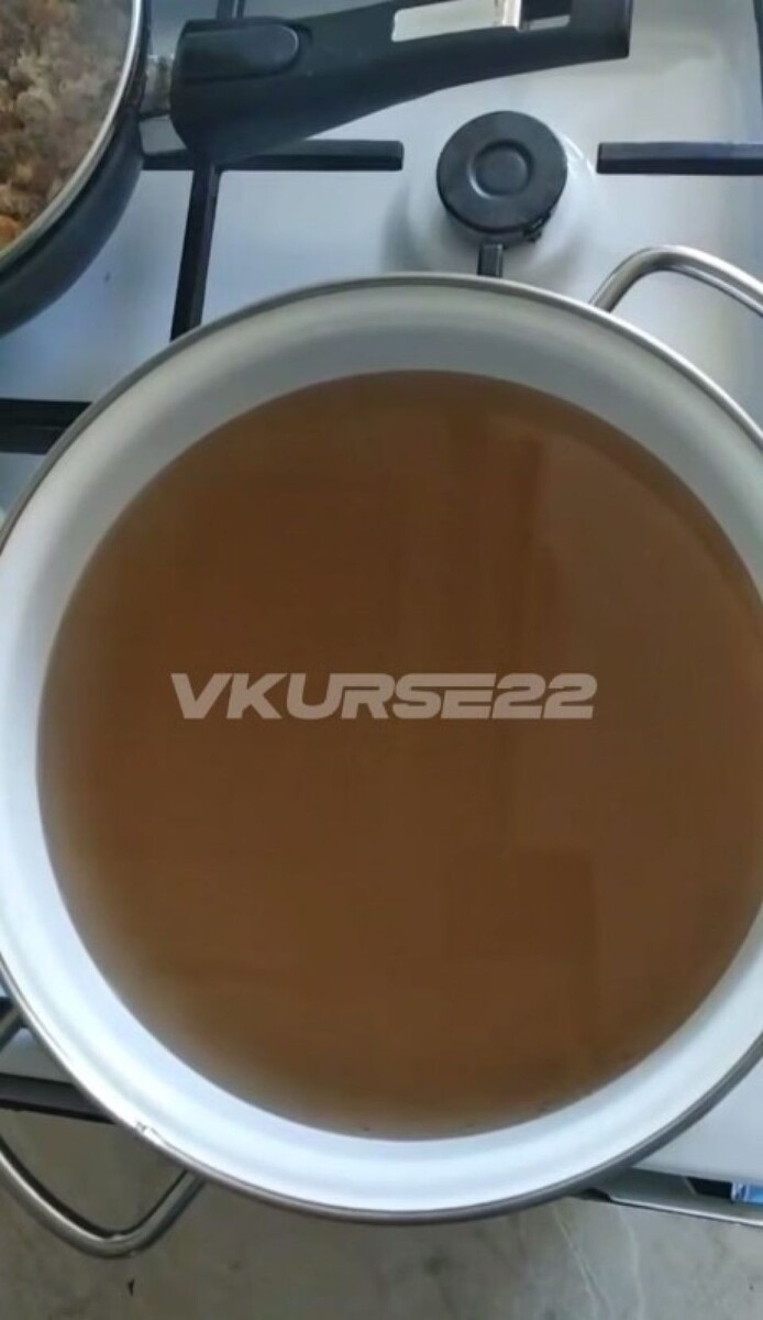    Ржавая вода в Поспелихе. Источник: t.me/vkurse22