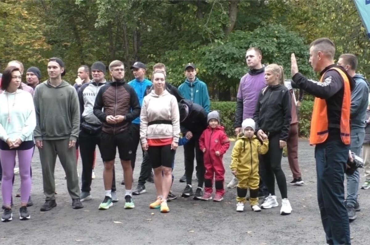    Участники акции получили фиолетовые браслеты — символ повышения осведомлённости о деменции.