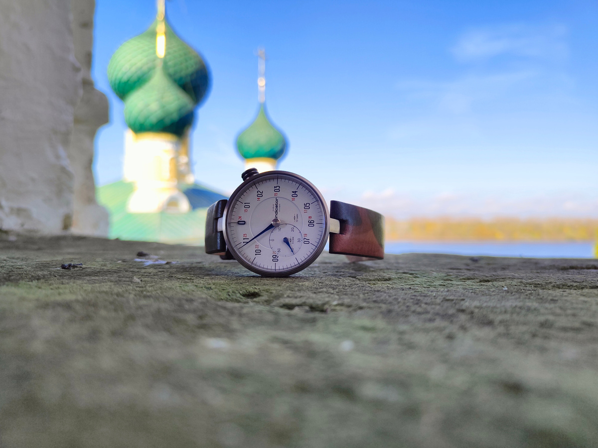 Часы Indicator производства ателье Colibrica Design.