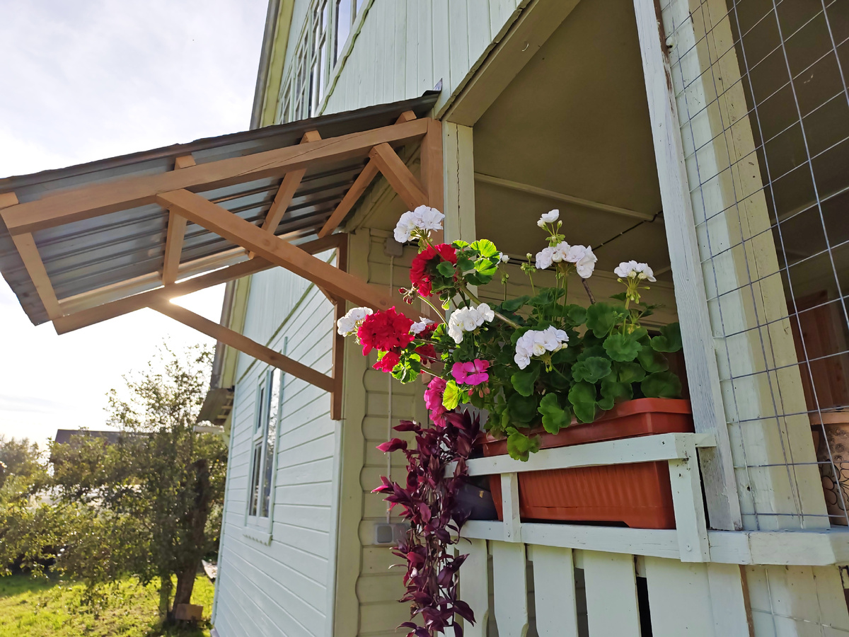 Козырёк здесь появился недавно, ещё не покрашен.